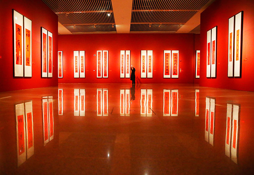 Exibi??o de faixas decorativas de Ano Novo realizada no Museu Nacional da China