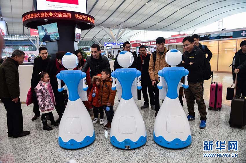 Rob?s patrulham na esta??o ferroviária em Shenzhen