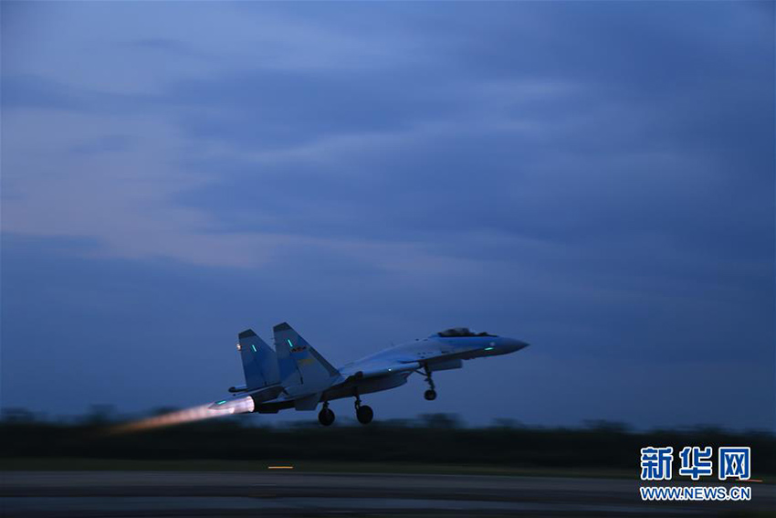 For?a Aérea da China participa em patrulha conjunta sobre Mar do Sul da China