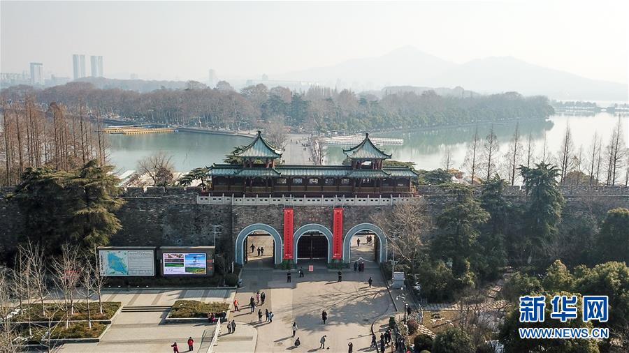 Port?es da cidade de Nanjing decorados para receber o Festival da Primavera