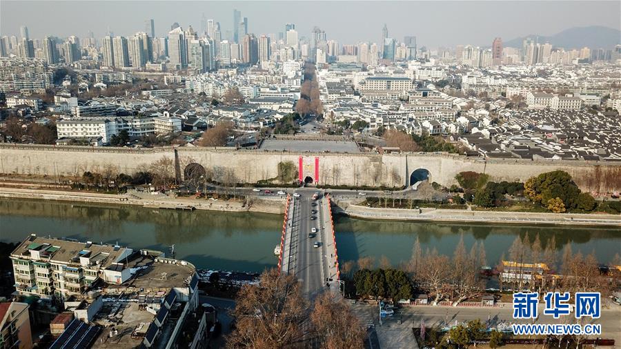 Port?es da cidade de Nanjing decorados para receber o Festival da Primavera