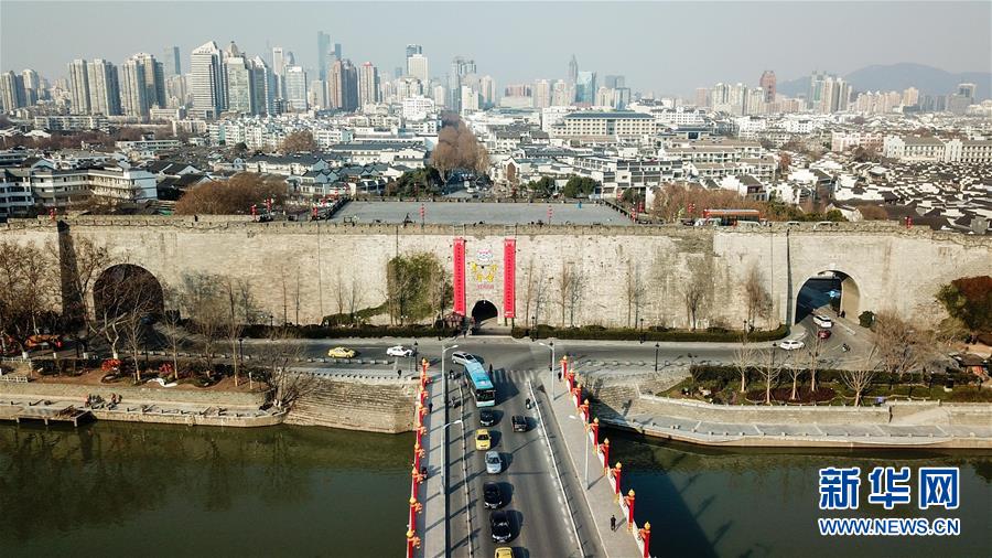 Port?es da cidade de Nanjing decorados para receber o Festival da Primavera