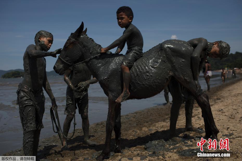 Brasileiros participam do Carnaval de Lama de Paraty