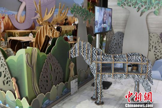 Café com decora??es de papel?o inaugurado em Nanjing