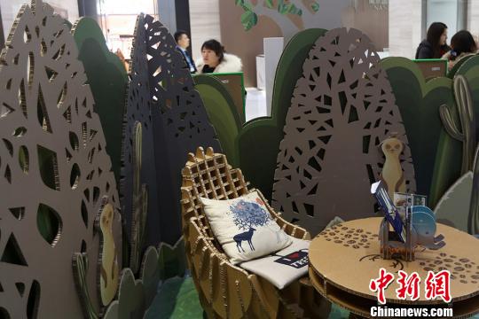 Café com decora??es de papel?o inaugurado em Nanjing
