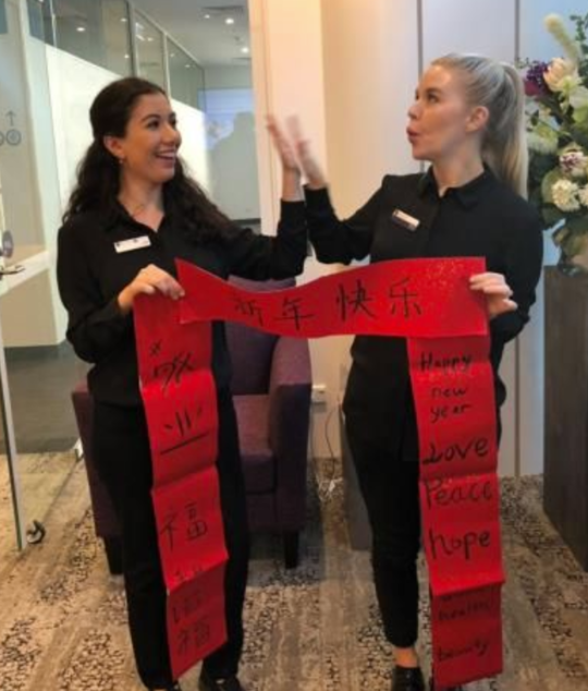 Faixas decorativas de Ano Novo em inglês cada vez mais populares na China