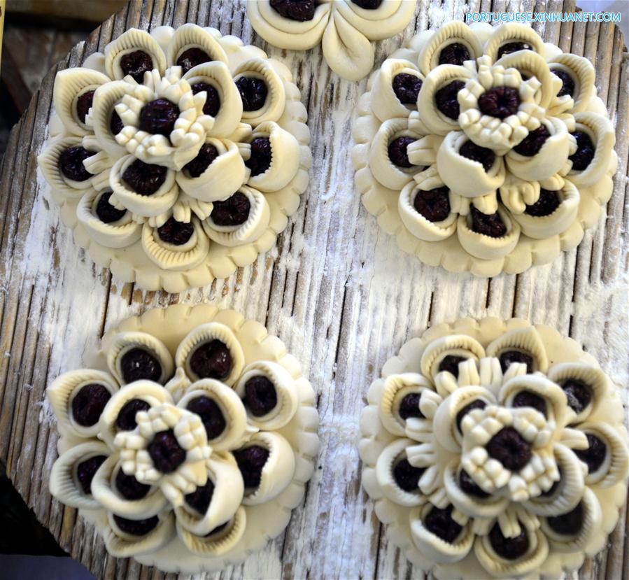 Chineses preparam p?es cozidos a vapor para celebrar Festival da Primavera