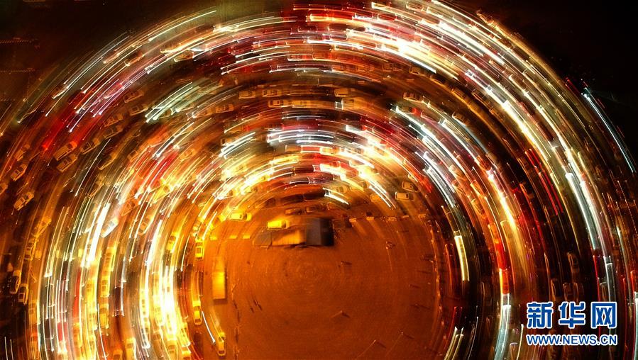 Estreito de Qiongzhou fechado devido a condi??es meteorológicas adversas leva ao engarrafamento de milhares de carros