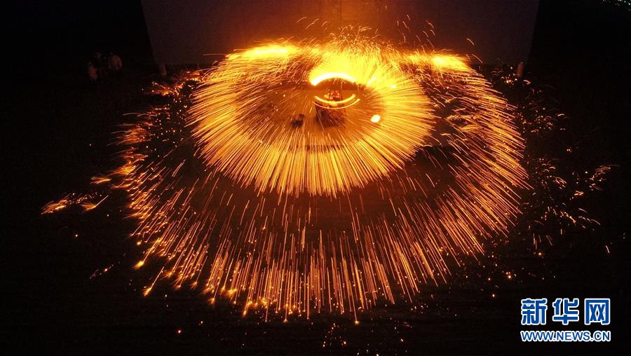 Galeria: Tradi??o com ferro fundido marca início do novo ano em Hebei