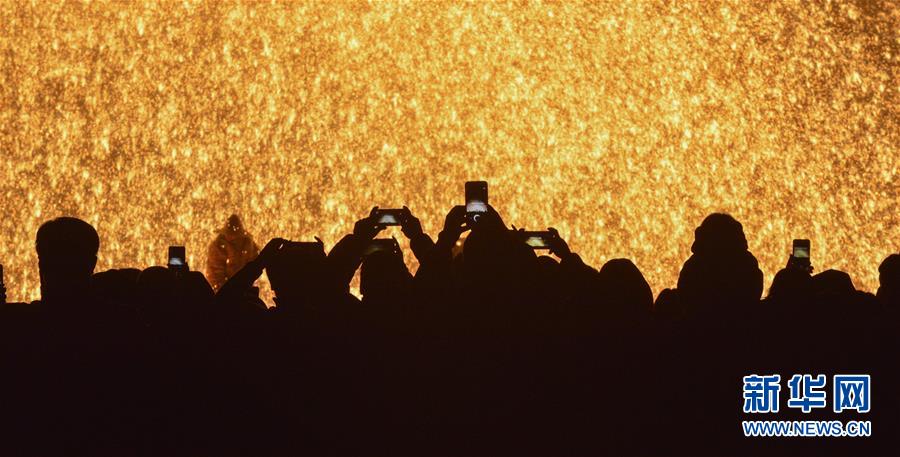 Galeria: Tradi??o com ferro fundido marca início do novo ano em Hebei