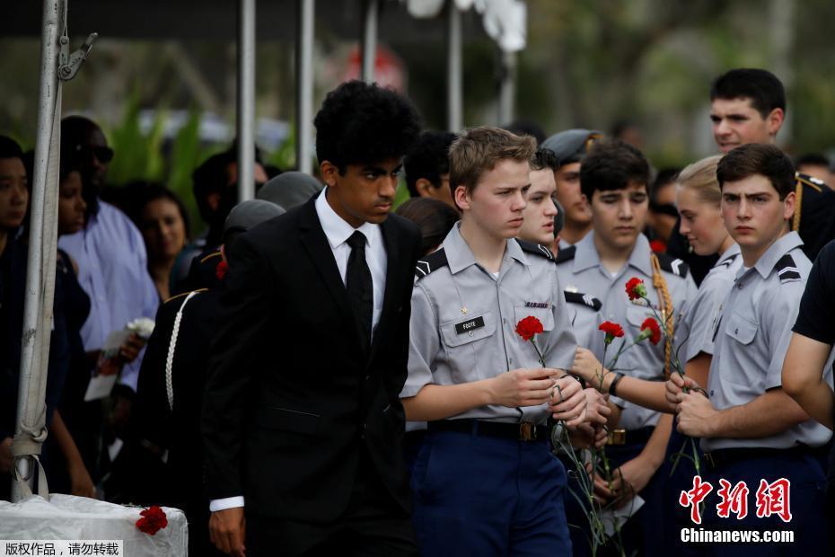 Jovem de origem chinesa morto em tiroteio honrado pelo Exército dos EUA 