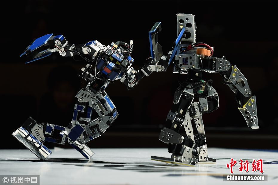 Rob?s praticam Kung Fu em competi??o realizada no Jap?o