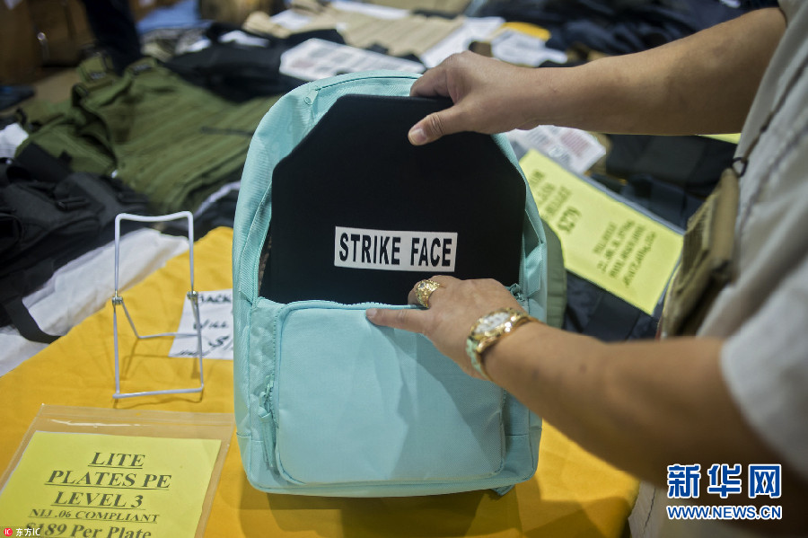 Mochilas à prova de bala em destaque em exposi??o de armas nos EUA