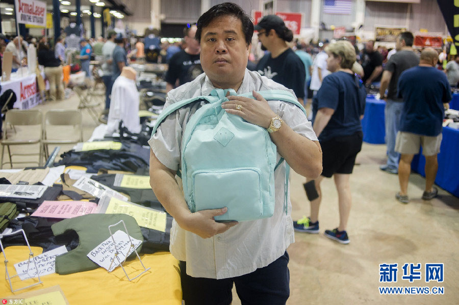 Mochilas à prova de bala em destaque em exposi??o de armas nos EUA
