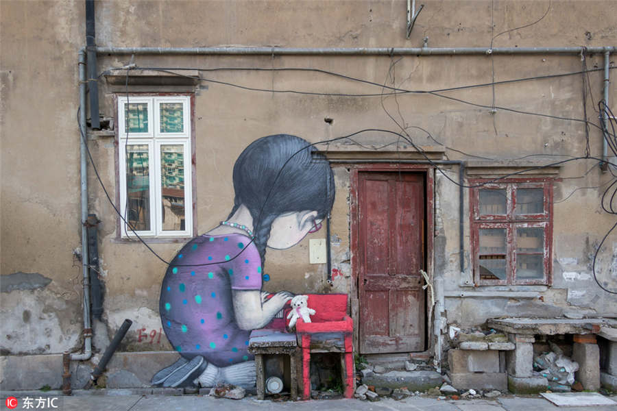 Graffitis d?o nova vida a local em demoli??o em Shanghai