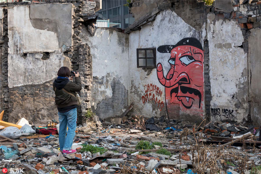 Graffitis d?o nova vida a local em demoli??o em Shanghai