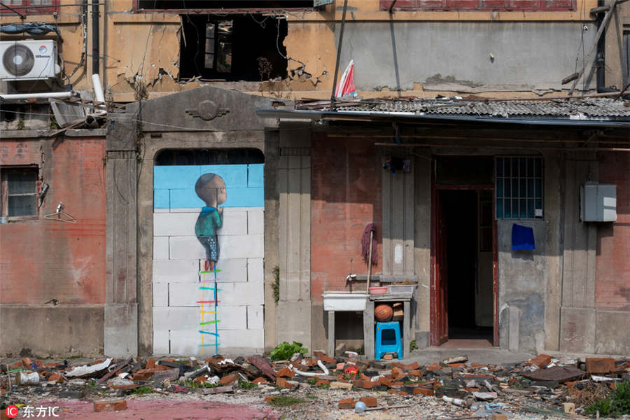 Graffitis d?o nova vida a local em demoli??o em Shanghai