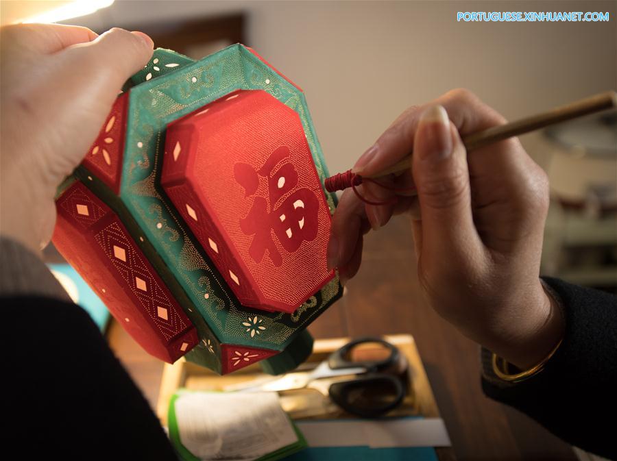 Patrim?nio imaterial nacional: produ??o de lanternas em Zhejiang
