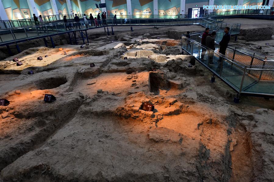 Exposi??o no templo Qingliang do museu do Forno Ru em Henan