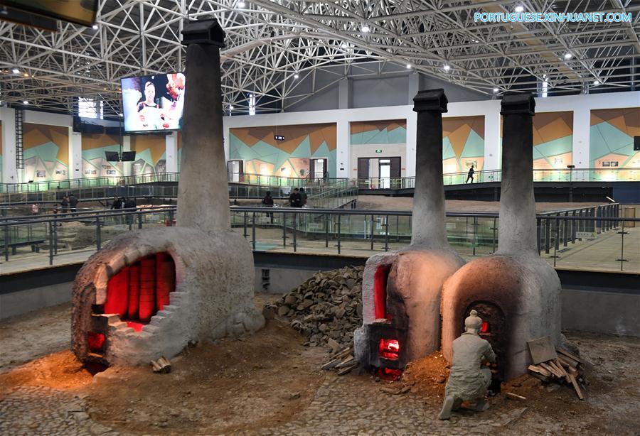 Exposi??o no templo Qingliang do museu do Forno Ru em Henan