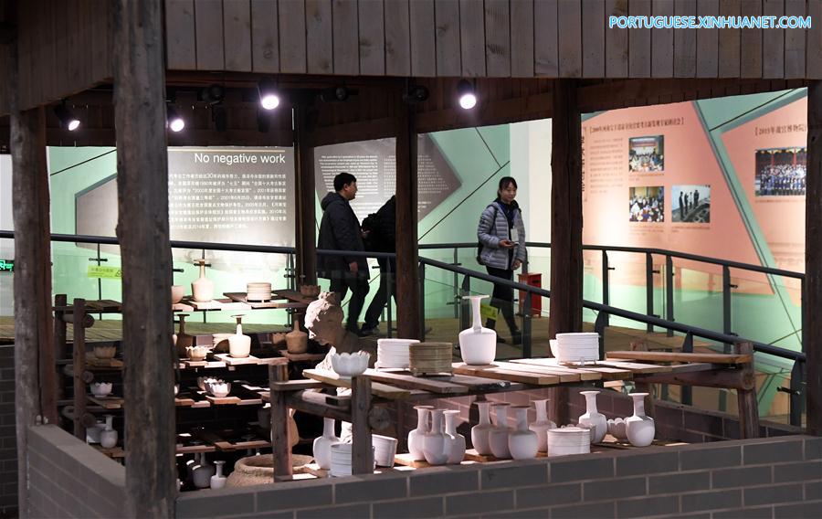 Exposi??o no templo Qingliang do museu do Forno Ru em Henan