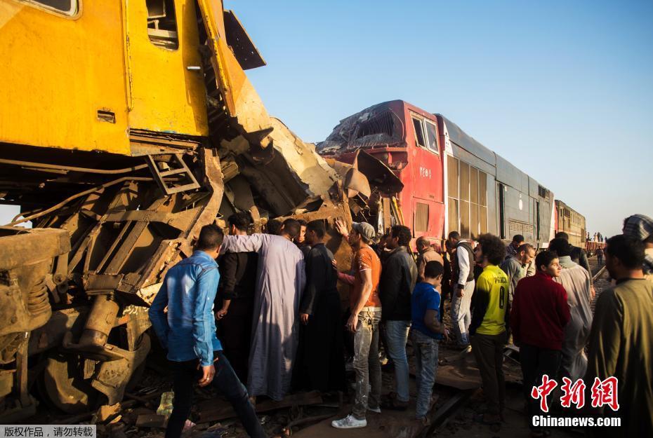 Colis?o de trens deixa dezenas de mortos e feridos no Egito