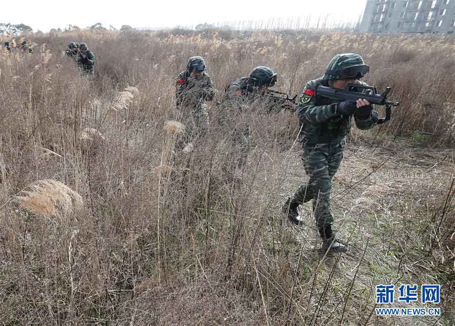 Polícia Armada realiza treinamento em Shangai