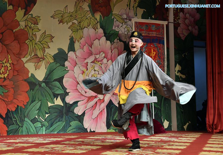 Trabalhadores da constru??o civil experienciam visita prática da ópera de Pequim em comemora??o ao Dia Internacional da Mulher