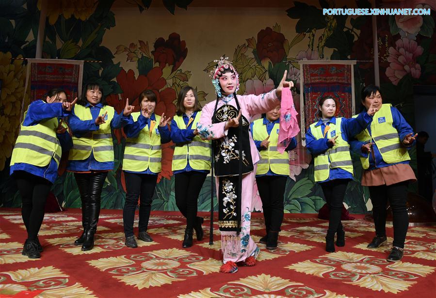 Trabalhadores da constru??o civil experienciam visita prática da ópera de Pequim em comemora??o ao Dia Internacional da Mulher