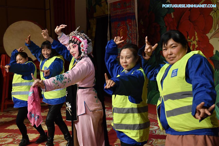 Trabalhadores da constru??o civil experienciam visita prática da ópera de Pequim em comemora??o ao Dia Internacional da Mulher