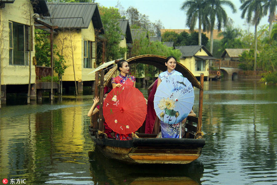 Galeria: Turistas com vestes tradicionais chinesas recebem primavera em Guangdong