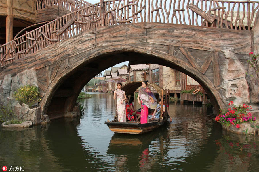 Galeria: Turistas com vestes tradicionais chinesas recebem primavera em Guangdong