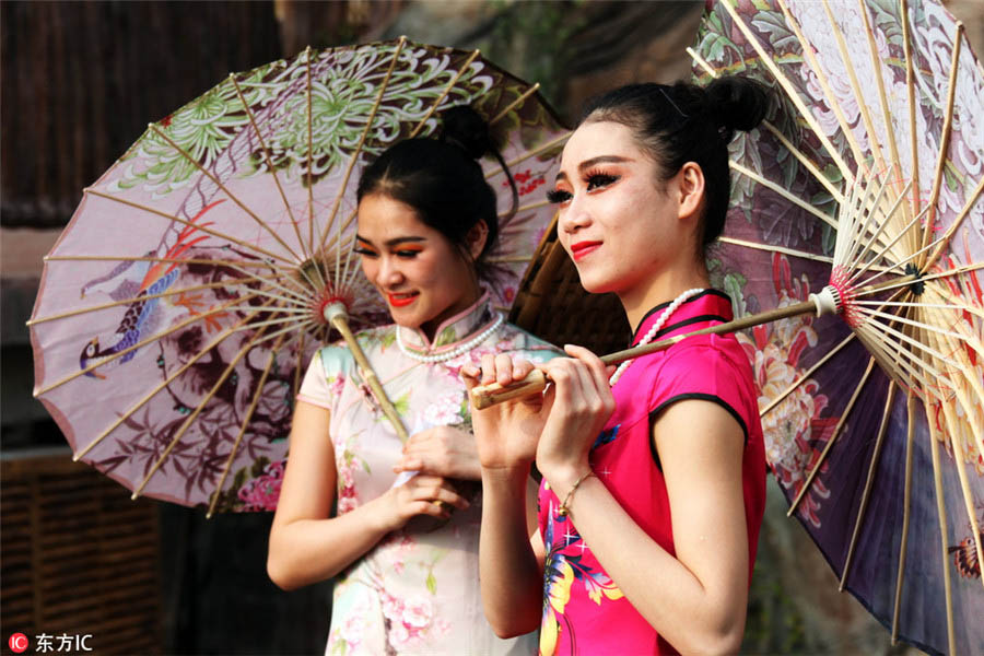 Galeria: Turistas com vestes tradicionais chinesas recebem primavera em Guangdong