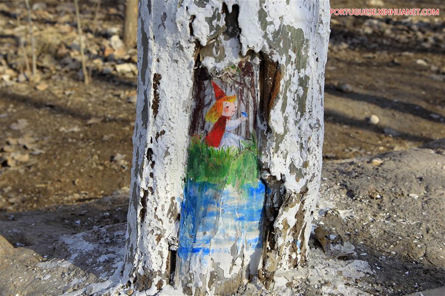 Desenhos em árvores atraem turistas em parque de Ningxia