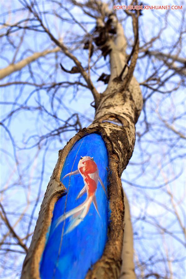 Desenhos em árvores atraem turistas em parque de Ningxia