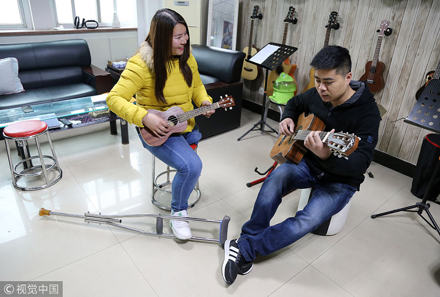 Chinesa com perna amputada consegue rendimentos elevados através do seu trabalho