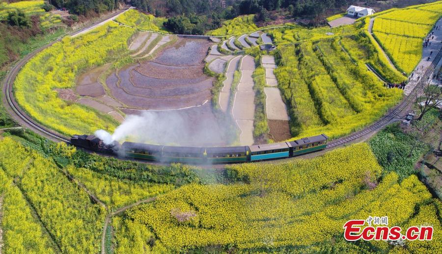 Trem a vapor atrai turistas em Sichuan