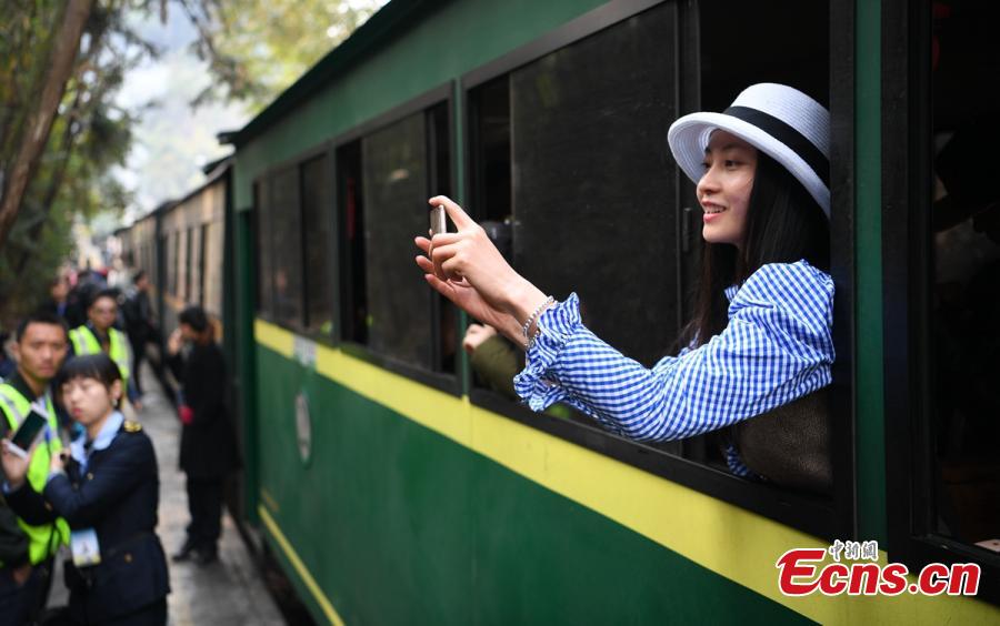 Trem a vapor atrai turistas em Sichuan