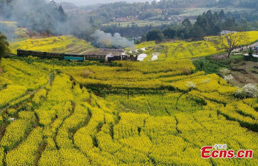 Trem a vapor atrai turistas em Sichuan