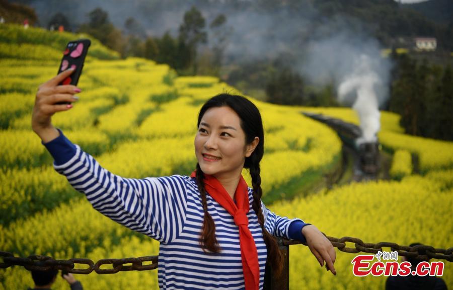 Trem a vapor atrai turistas em Sichuan