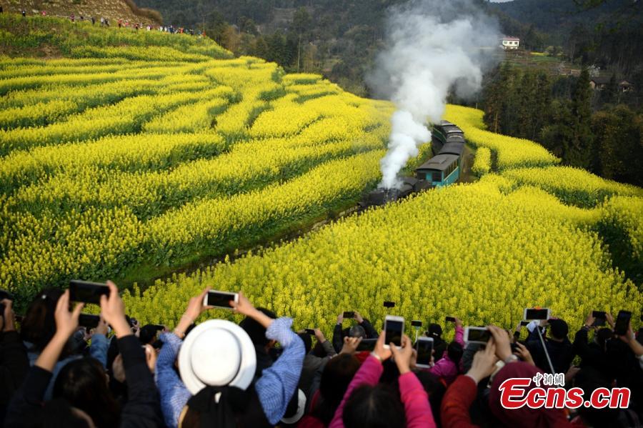 Trem a vapor atrai turistas em Sichuan