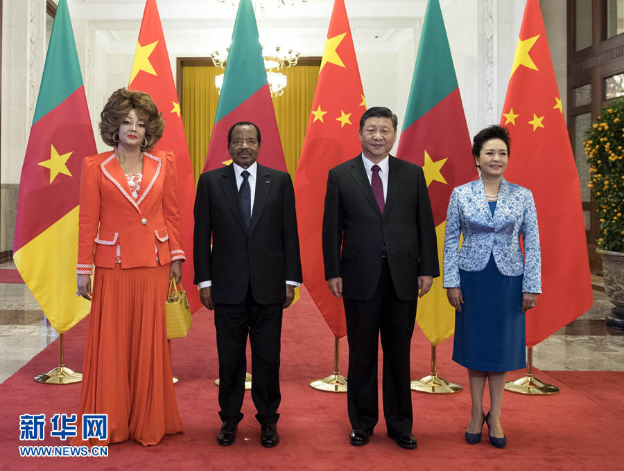 Xi Jinping conversa com presidente camaronês