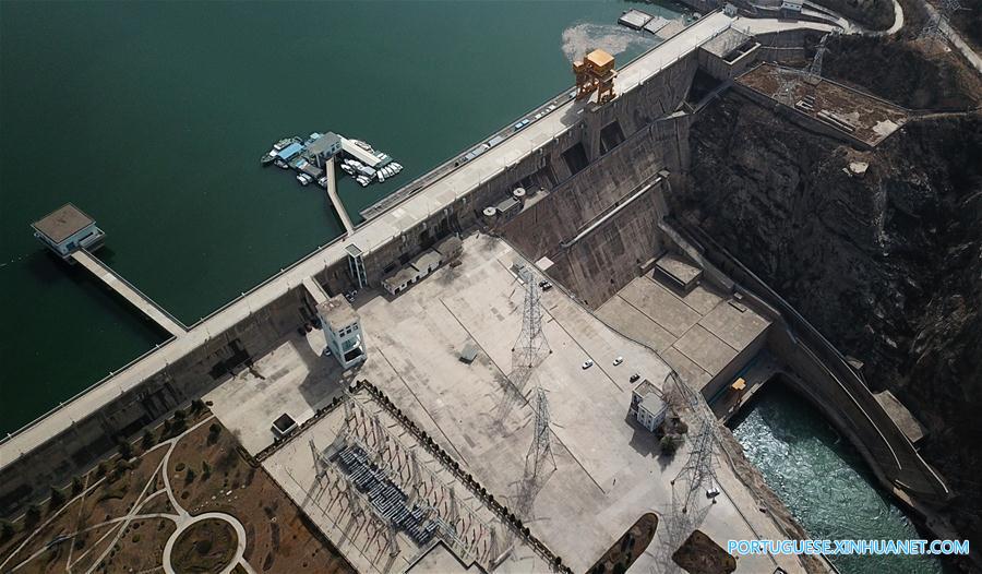 Vista aérea do Reservatório de Liujiaxia em Gansu, noroeste da China