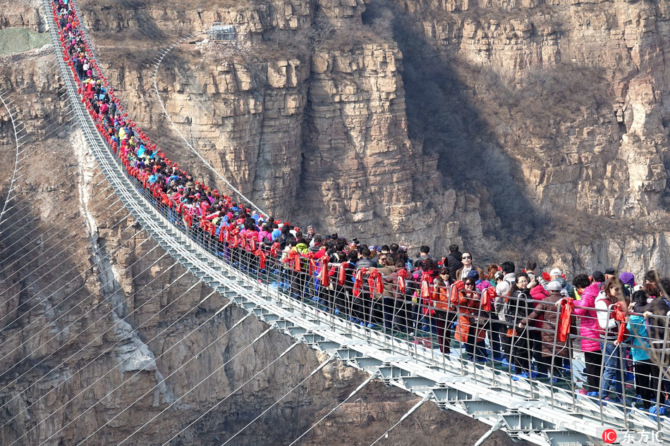 Galeria: Ponte de vidro mais longa do mundo atrai multid?o de turistas a Hebei