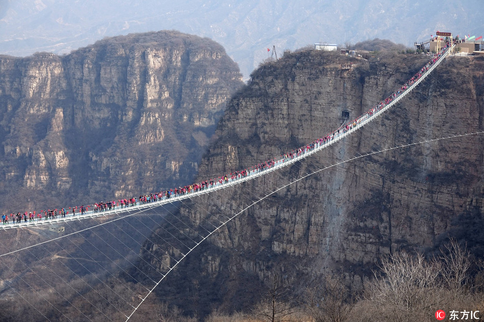 Galeria: Ponte de vidro mais longa do mundo atrai multid?o de turistas a Hebei