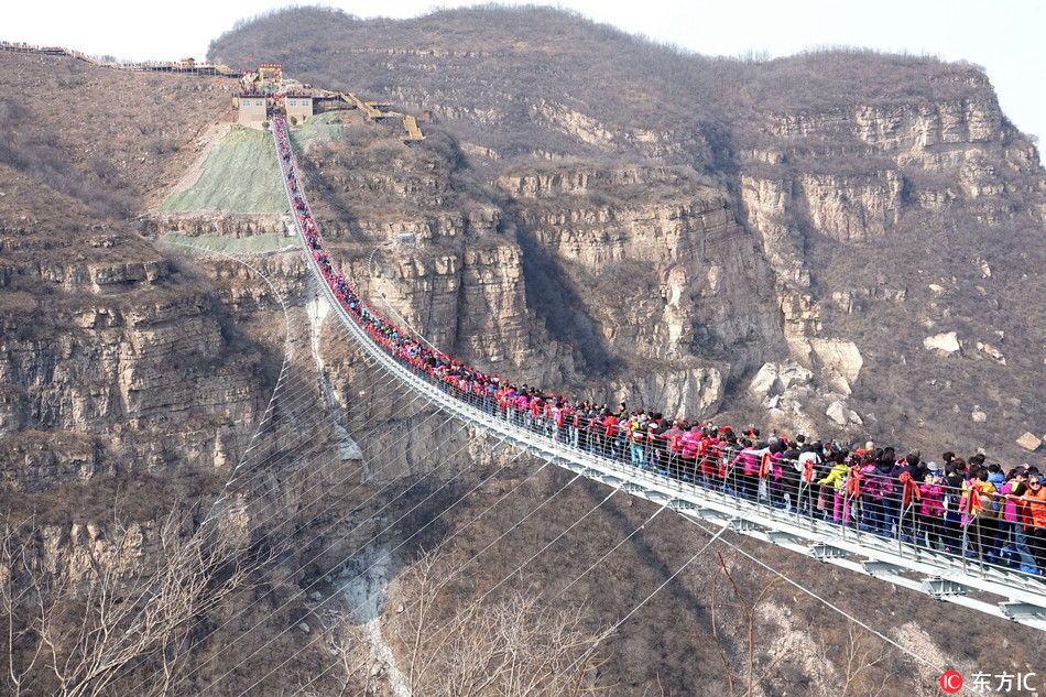 Galeria: Ponte de vidro mais longa do mundo atrai multid?o de turistas a Hebei