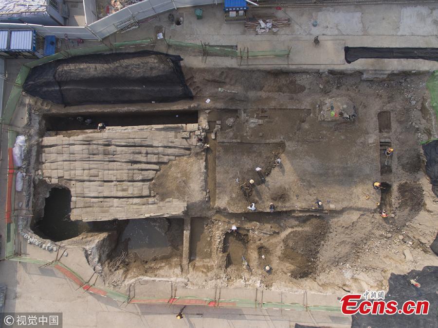 Ponte antiga descoberta durante constru??o de metr? é realocada para prote??o