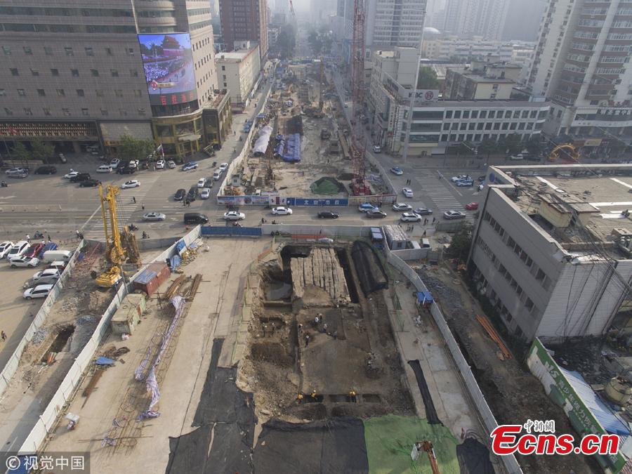 Ponte antiga descoberta durante constru??o de metr? é realocada para prote??o