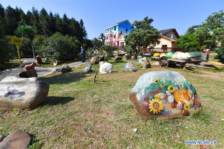 Galeria: Vila chinesa decorada com pinturas