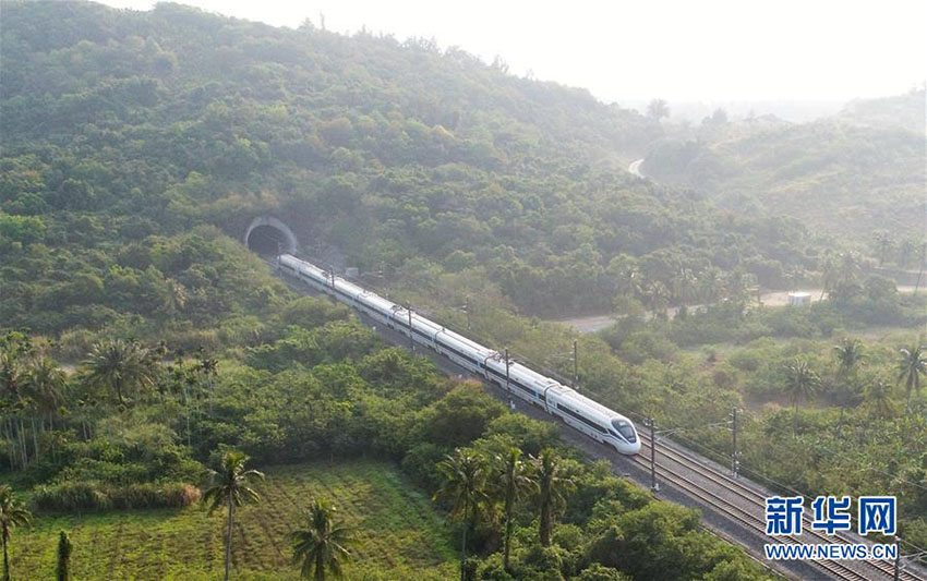 Galeria: Primeira ferrovia circular de alta velocidade do mundo promove turismo na ilha de Hainan